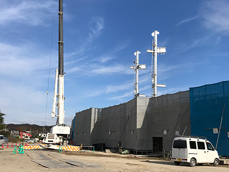 陸上競技場の屋根工事が始まりました。