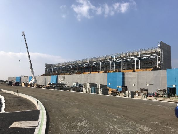 陸上競技場のスタンド建設状況です。